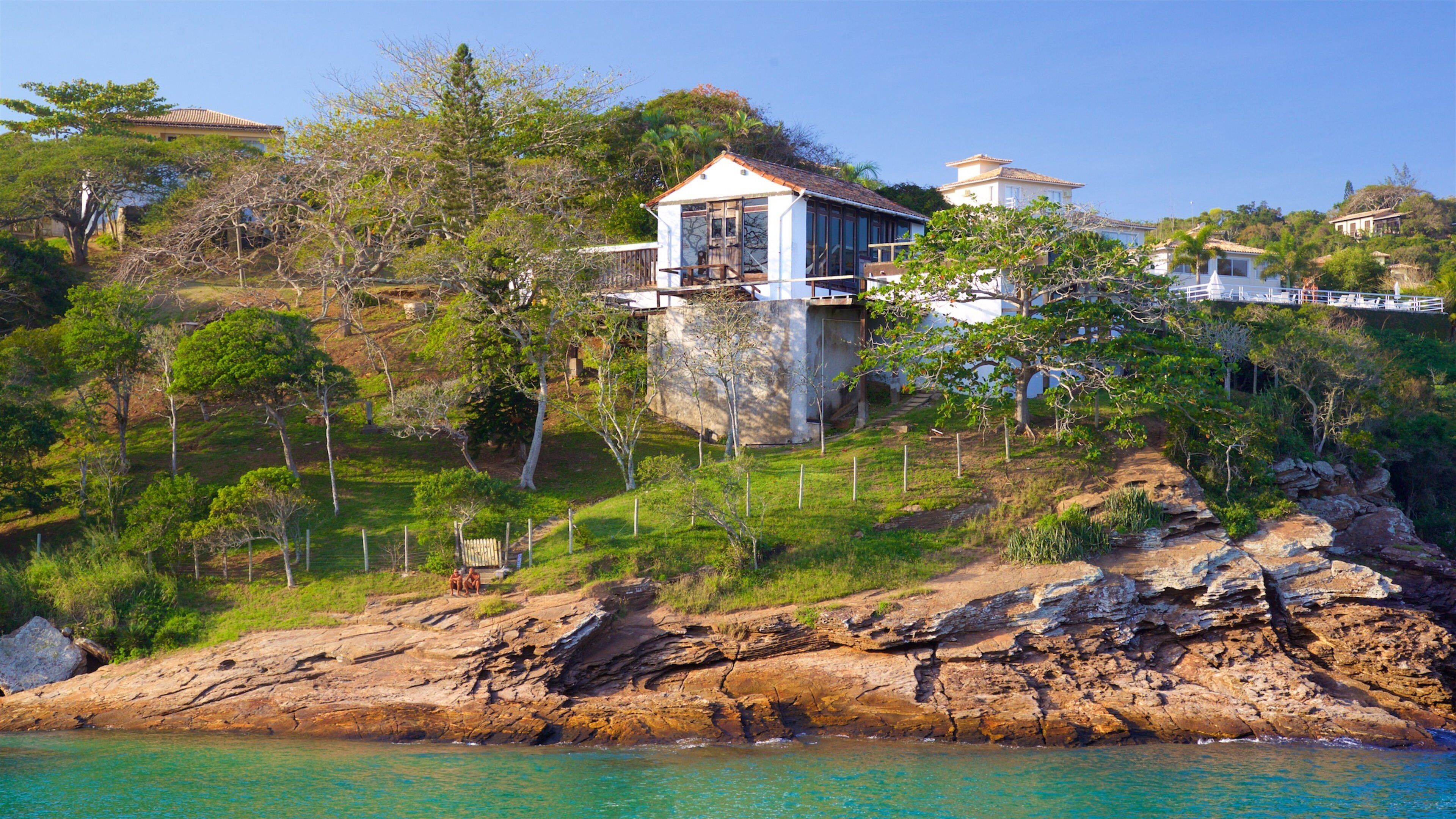 Ferradurinha-strand bevat ruige kustlijn en een kuststadje