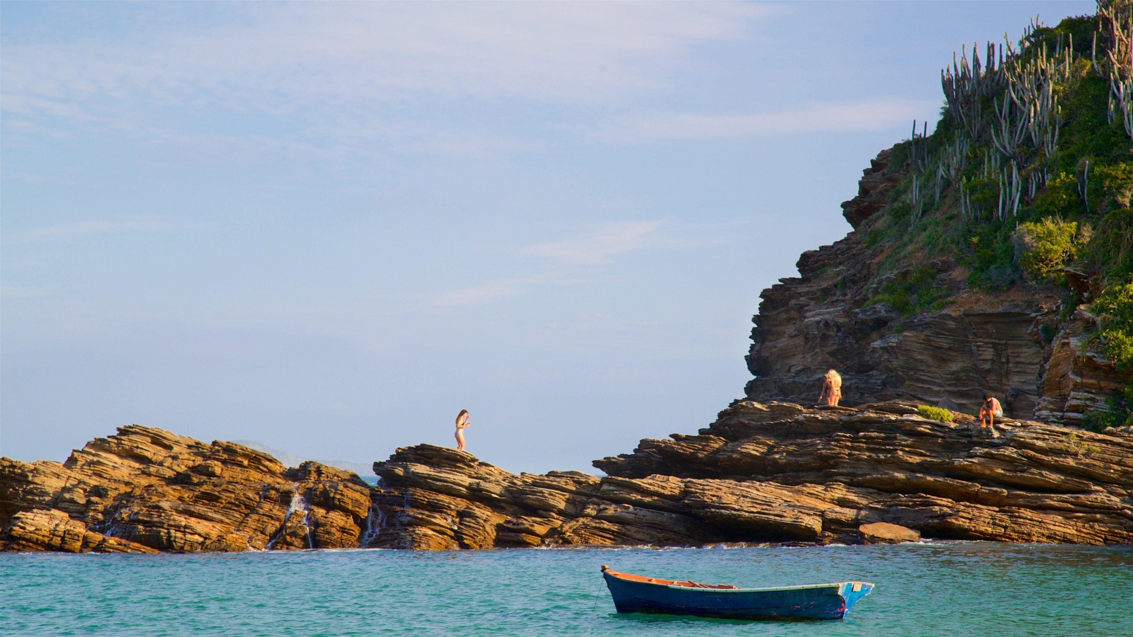 Playa Ferradurinha ofreciendo vistas de una costa y litoral accidentado