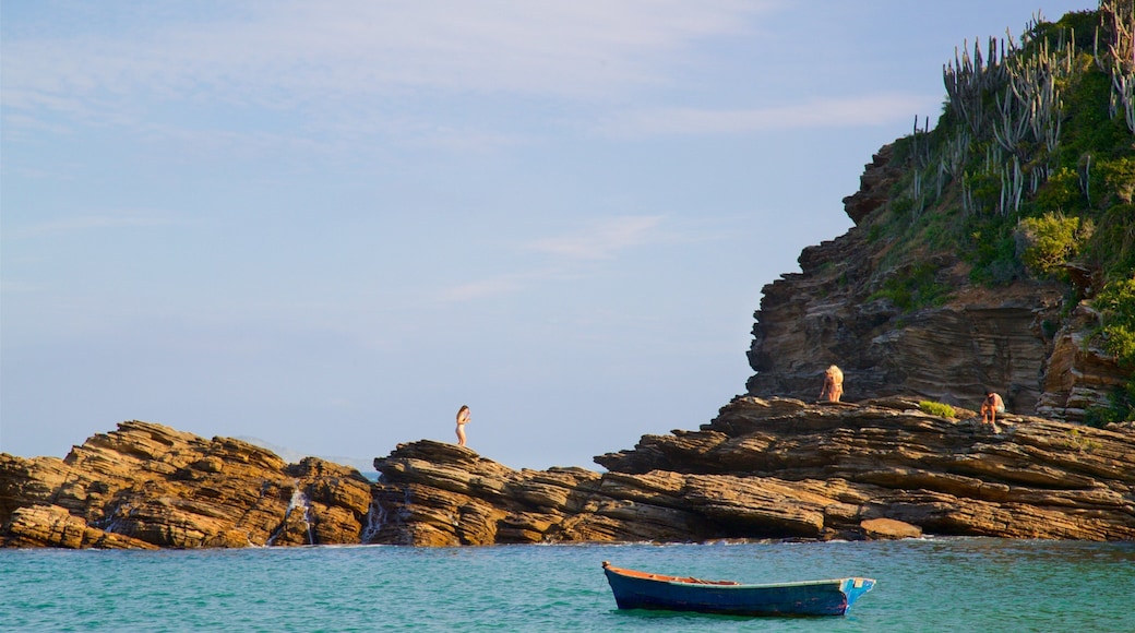 Ferradurinhan ranta joka esittää yleiset rantanäkymät ja karu rannikko
