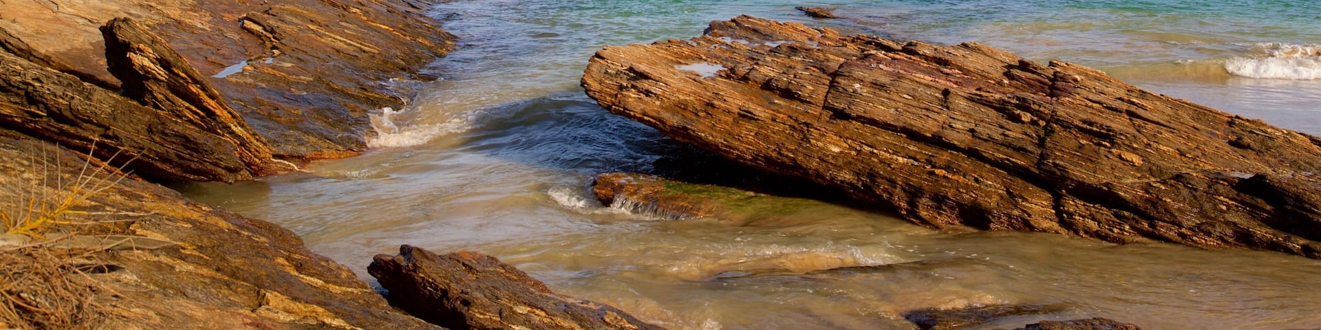 Ferradurinhas strand som visar klippig kustlinje och kustutsikter