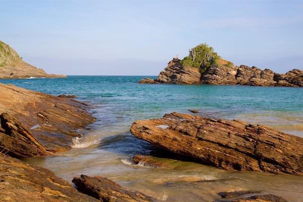 Ferradurinhas strand som visar klippig kustlinje och kustutsikter