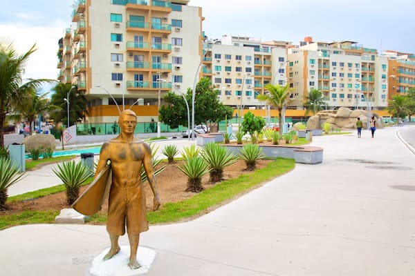 Aguas Torv og byder på en park, en statue eller en skulptur og udendørs kunst