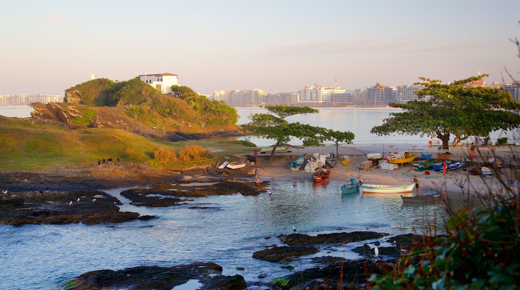 Sao Mateus festning fasiliteter samt kystby, kyst og landskap