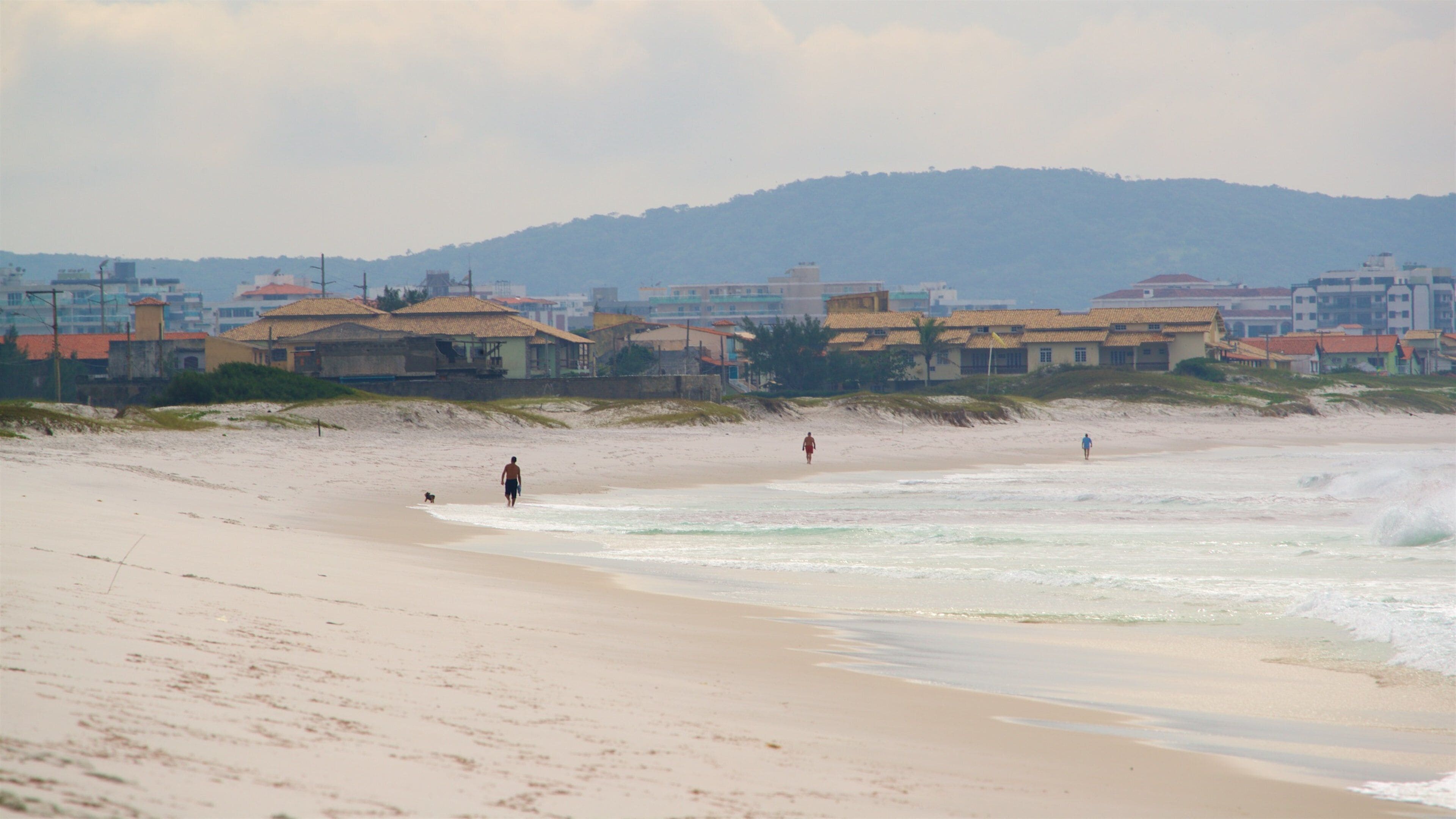 Plage Foguete mettant en vedette plage de sable, vues littorales et ville cĂŽtiĂšre