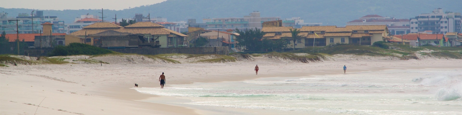 Praia do Foguete que inclui uma praia, uma cidade litorânea e paisagens litorâneas
