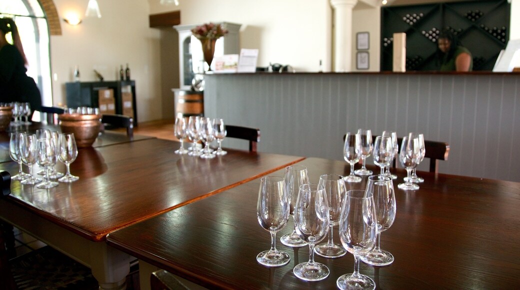 Xưởng rượu vang Laborie trong đó bao gồm cảnh nội thất