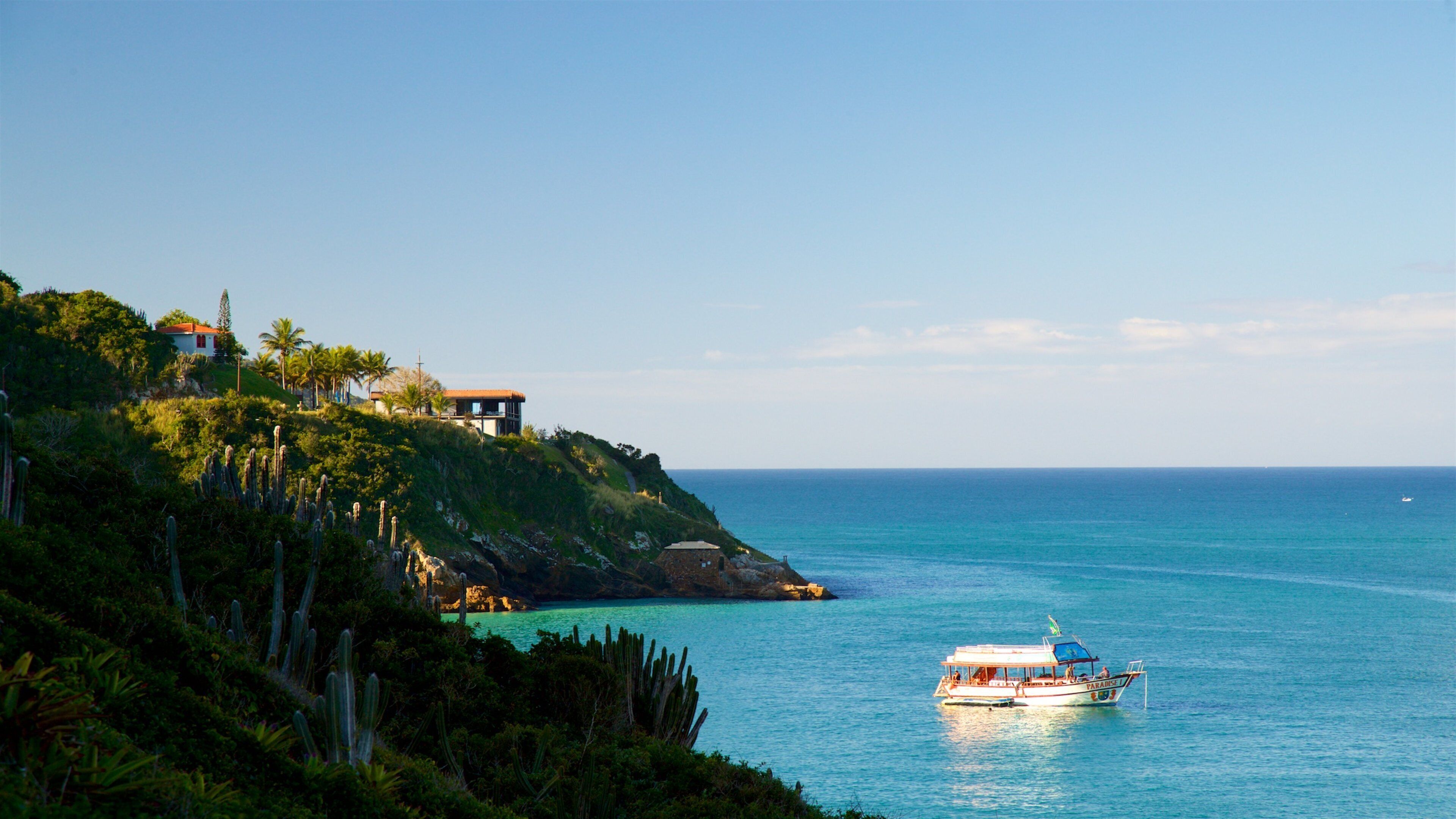 Playa de Pontal do Atalaia ofreciendo vista general a la costa y botes
