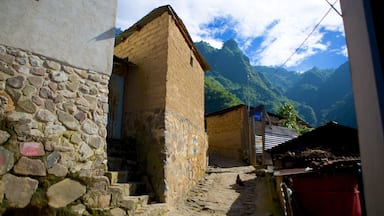 Santa Cruz La Laguna which includes street scenes