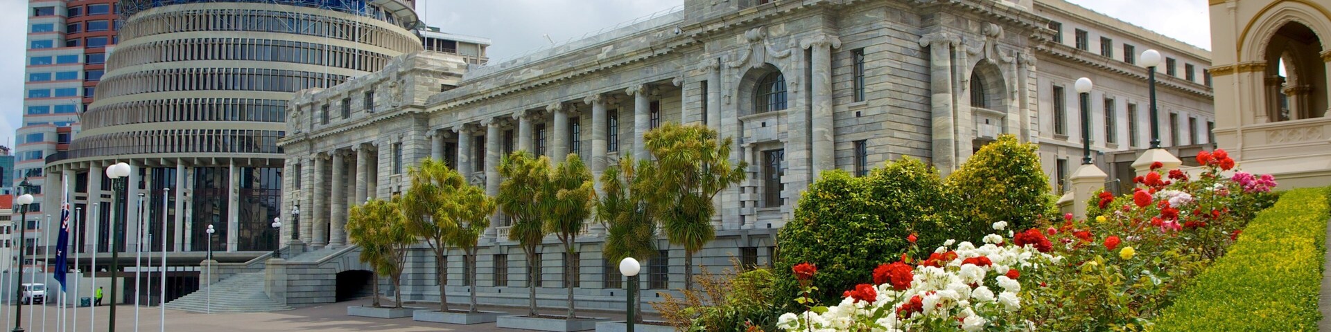 Parlamento de Wellington ofreciendo patrimonio de arquitectura y flores