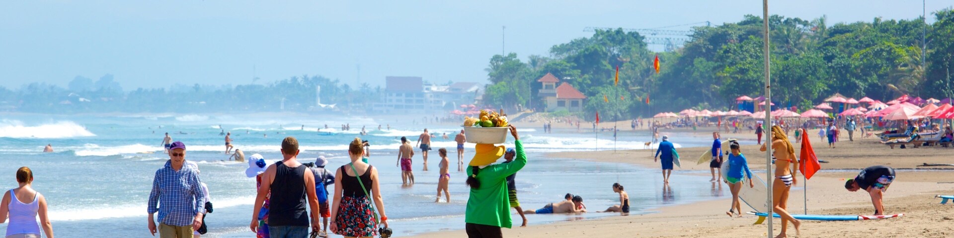 Praia de Double Six caracterizando uma praia assim como um grande grupo de pessoas
