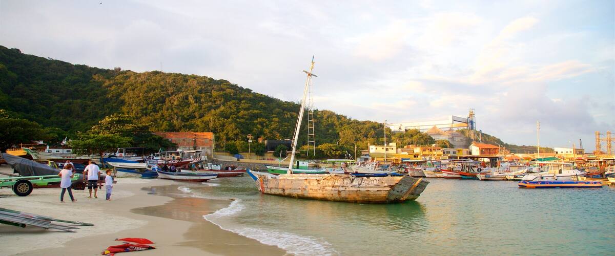 Cảng Forno có tính năng bãi biển và cảnh bờ biển cũng như nhóm nhỏ