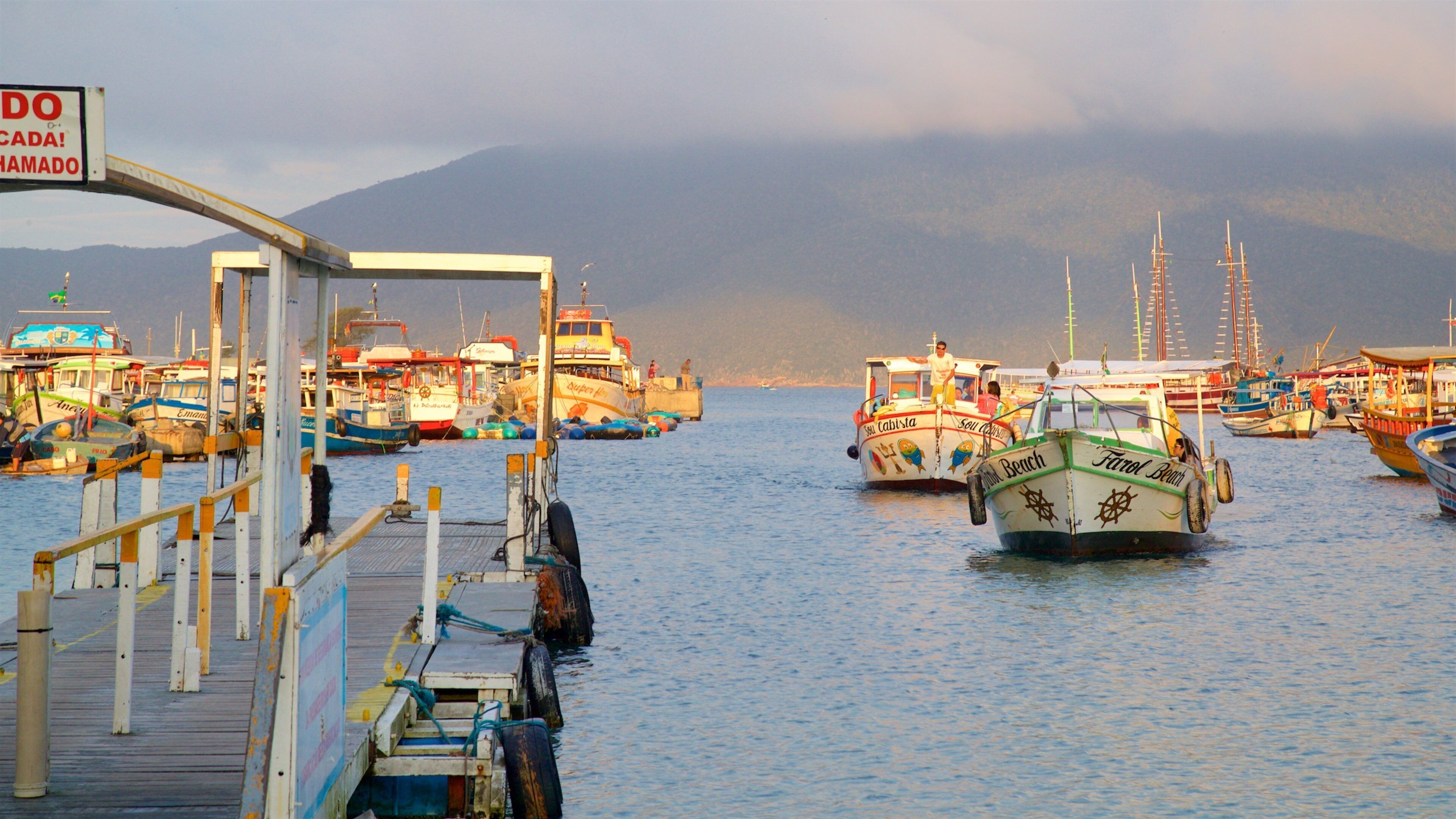 Puerto de Forno que incluye una bahía o un puerto
