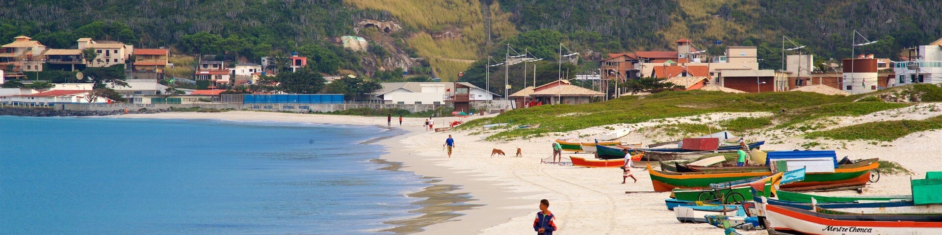 Porto do Forno caracterizando uma praia de areia, uma cidade litorânea e paisagens litorâneas
