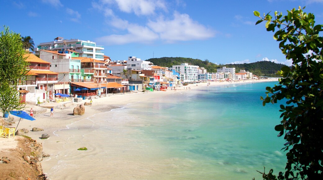 Prainha strand som visar kustutsikter, en kuststad och en strand