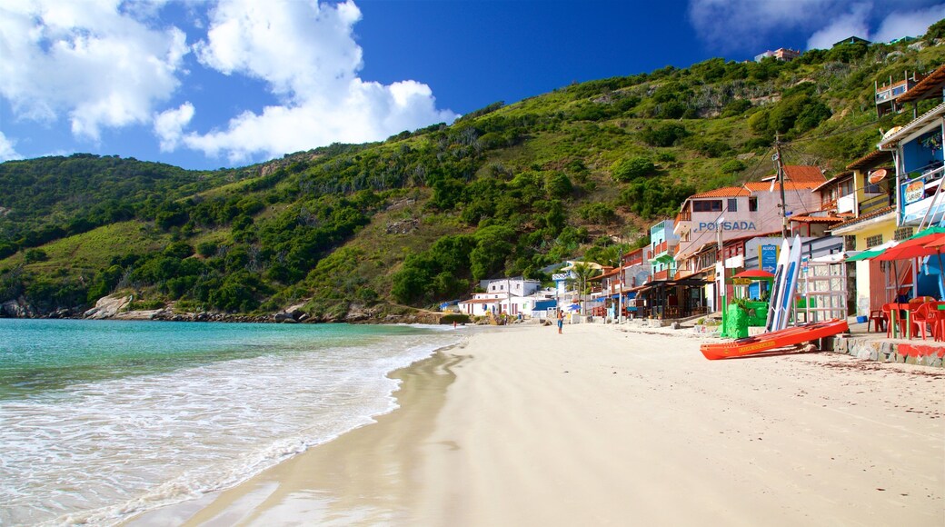 Playa Prainha que incluye una playa de arena, una localidad costera y vistas de una costa