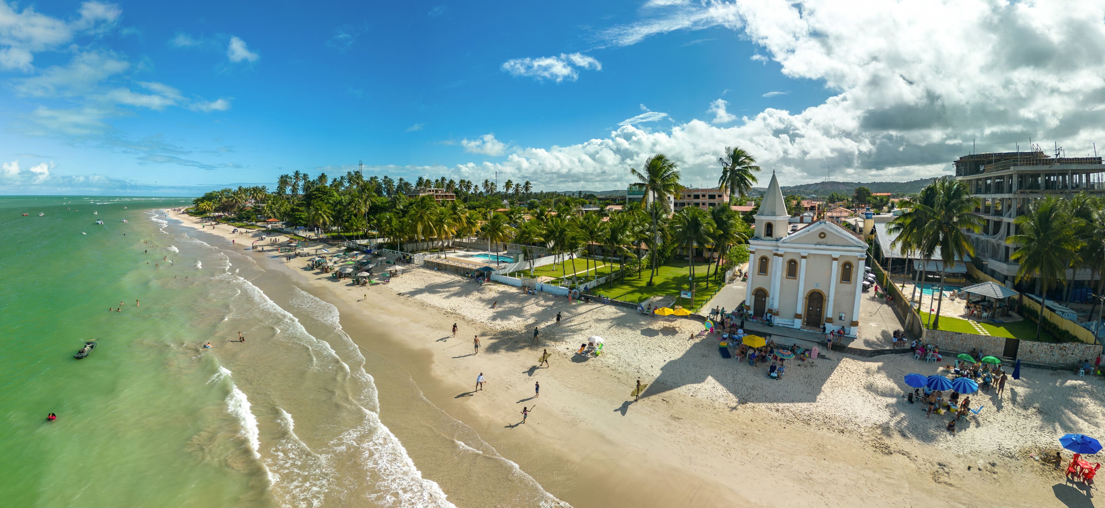 Imagem panorâmica da Praia da Igreja Velha de São Pedro, localizada em Tamandaré, no belo estado de Pernambuco, Brasil