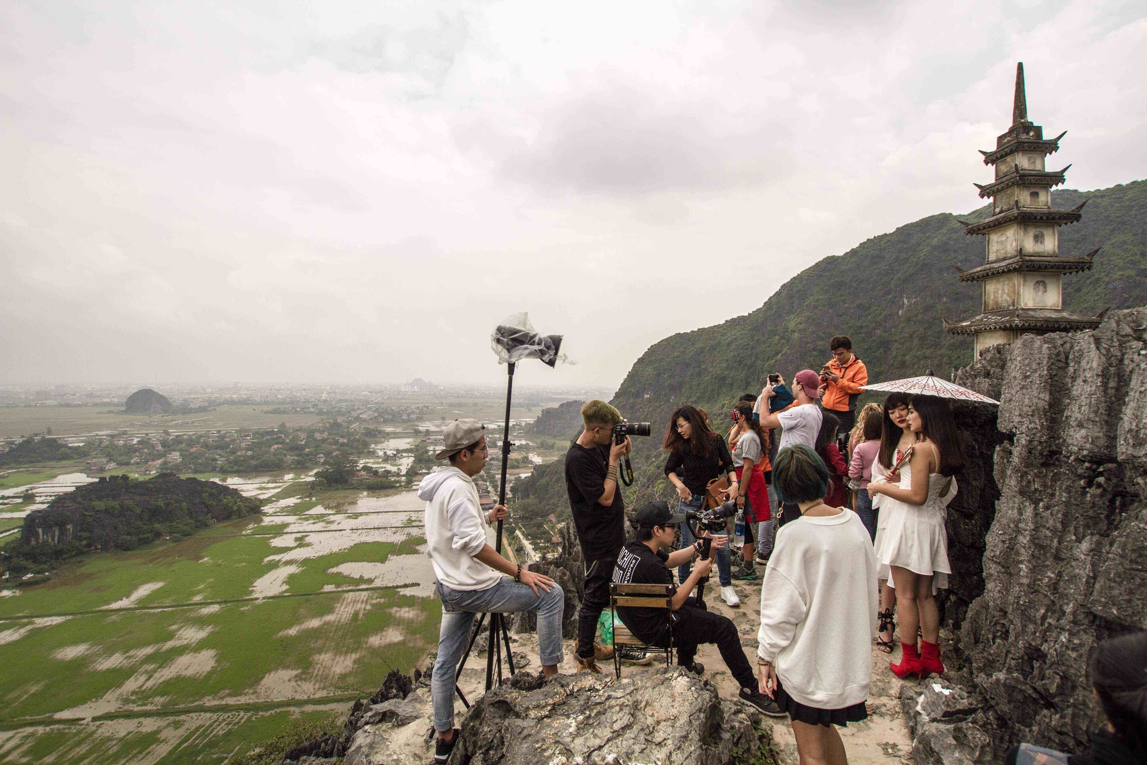 My recent trip to #Vietnam 🇻🇳 was absolutely amazing, and full of weird and wonderful experiences. I’ll start publishing the stories on my blog soon. For now, here’s a taster - a fashion photo shoot taking place by a hilltop #shrine in Ninh Binh. I don’t envy the poor sods who had to lug all that gear up those steps!
#LifeAtExpedia