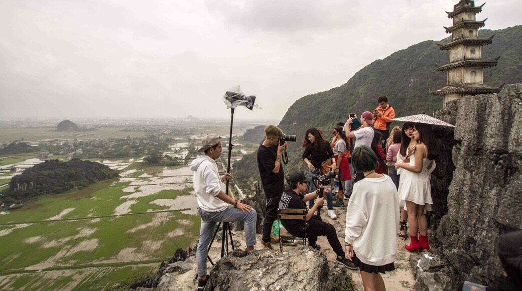 My recent trip to #Vietnam đ»đł was absolutely amazing, and full of weird and wonderful experiences. Iâll start publishing the stories on my blog soon. For now, hereâs a taster - a fashion photo shoot taking place by a hilltop #shrine in Ninh Binh. I donât envy the poor sods who had to lug all that gear up those steps!
#LifeAtExpedia