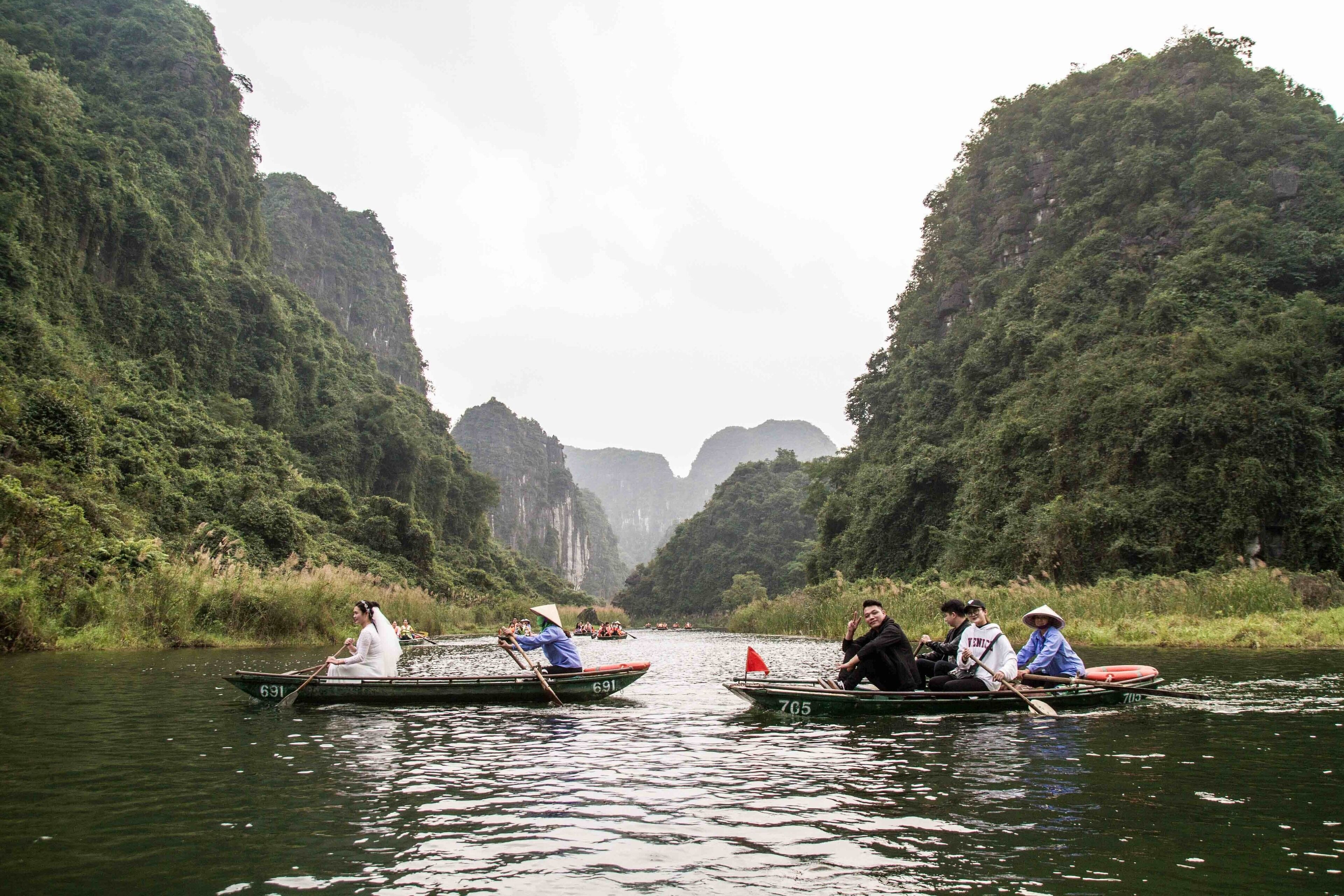 My friends from the previous post kindly got me a seat on their tour for the most interesting bit - the #boat ride around Trang An, #Vietnam 🇻🇳. The #scenery was absolutely amazing and I’m very happy to have had this experience. However, I couldn’t help but laugh when I saw a couple on their wedding photo shoot being rowed around, pursued by a boatload of photographers!
#LifeAtExpedia