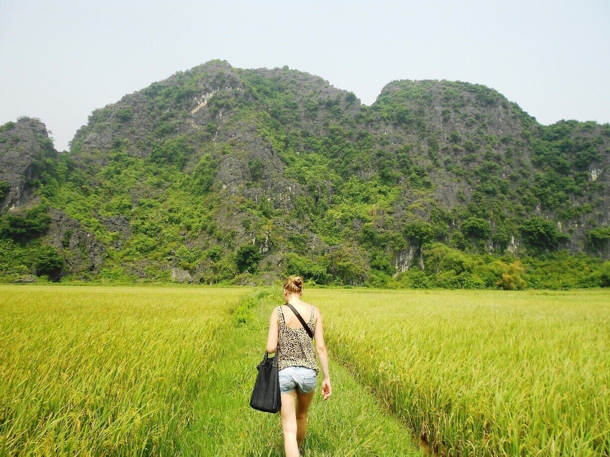 Walking through the rice fields in Tam Coc. A must-see place in Vietnam that is skipped by loads of people. Which only makes it better, since it's not that touristic as other places in VN. #weekendgetaway