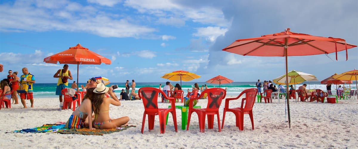 Arraial do Cabo mostrando paisagens litorâneas e uma praia de areia assim como um pequeno grupo de pessoas