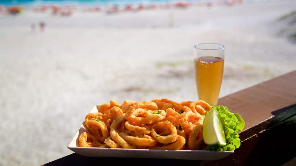 Arraial do Cabo showing drinks or beverages and food
