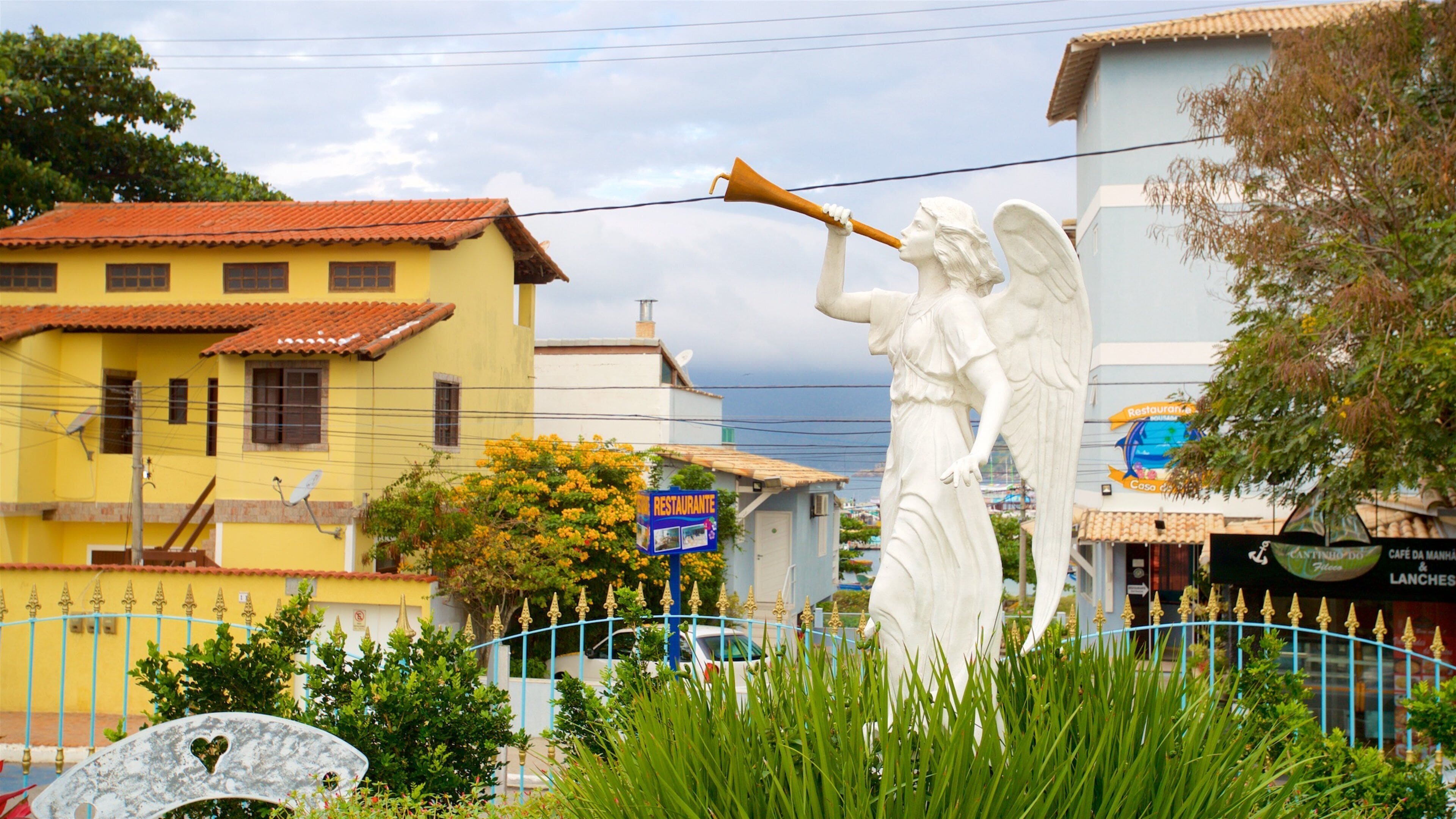 聖母救濟教堂 其中包括 宗教元素 和 雕像或雕塑