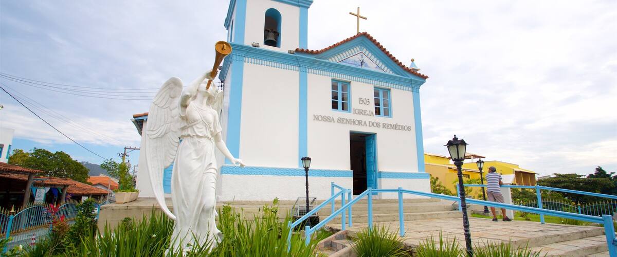 Iglesia Nuestra Señora de los Remedios que incluye una estatua o escultura, aspectos religiosos y una iglesia o catedral