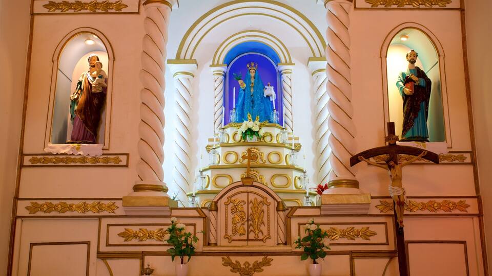 Igreja de Nossa Senhora dos Remédios fasiliteter samt religiøse elementer, kirke eller katedral og innendørs