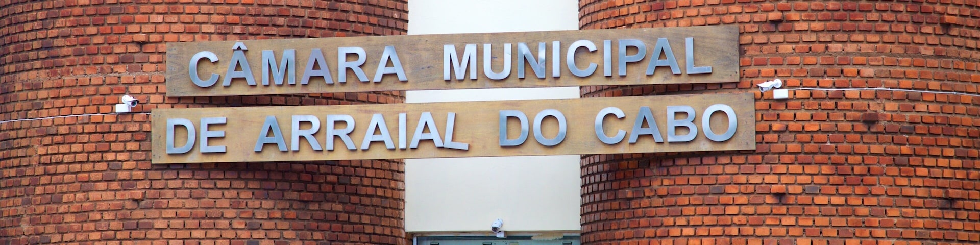 Arraial do Cabo Municipal City Hall showing signage