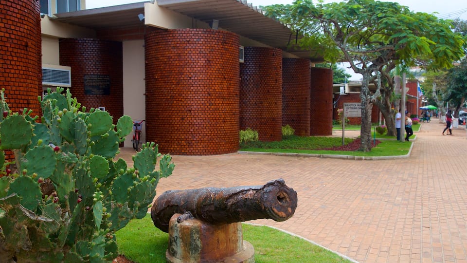 Arraial do Cabo Municipal City Hall showing military items and heritage elements