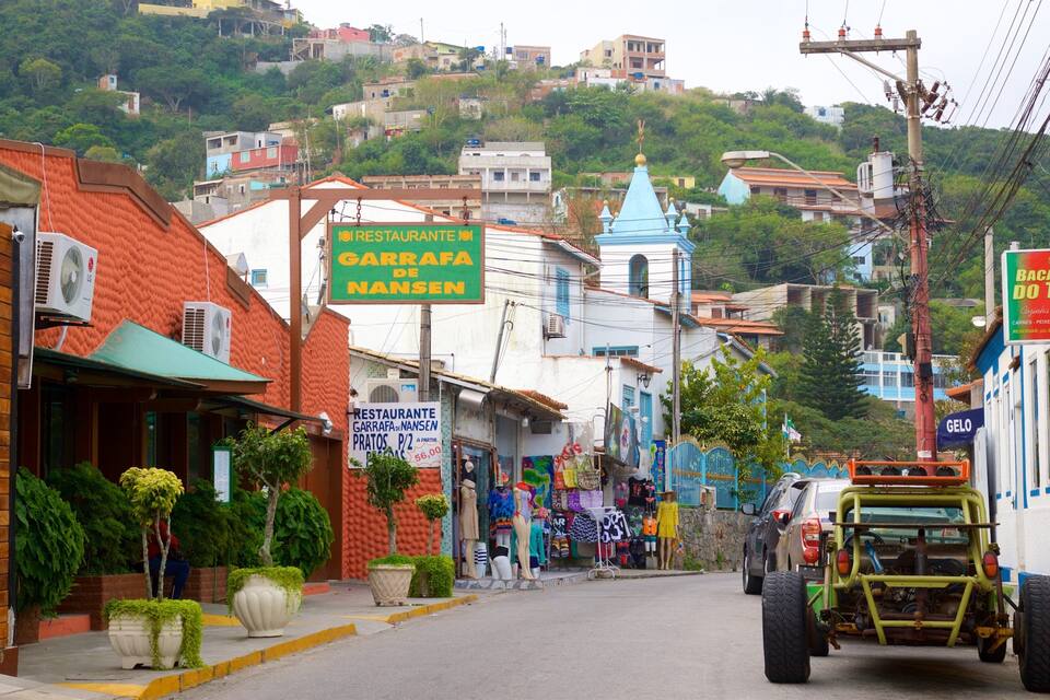 Una calle con edificios, una iglesia azul y un vehículo amarillo.