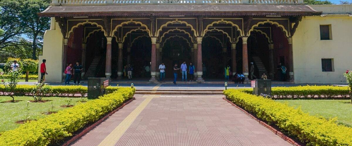 This summer palace is a symbol of bravery!
