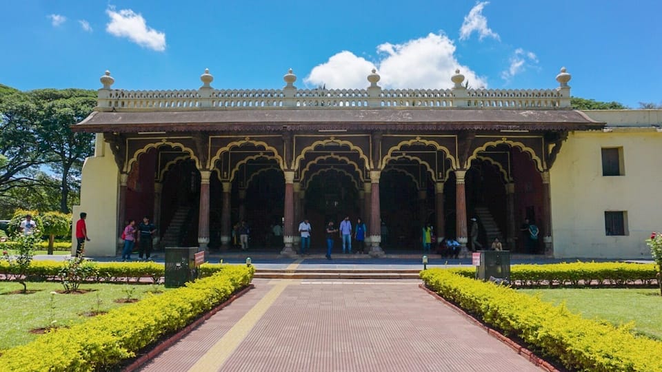 This summer palace is a symbol of bravery!