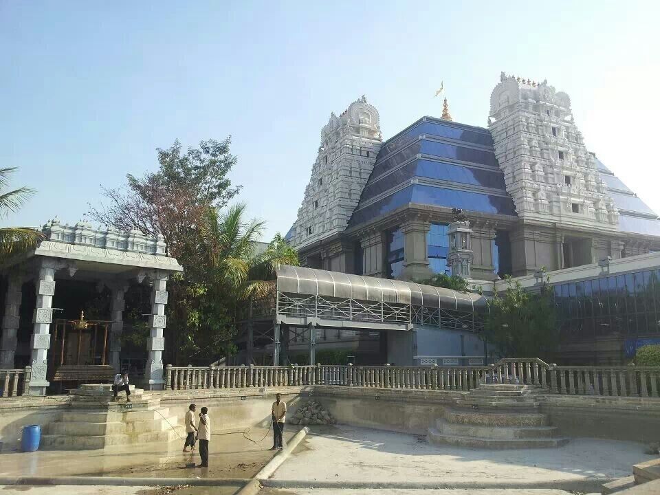 Even though the pools were drained for repairs,  it was quite interesting to tour the Iskcon Temple in Bangalore.   The hardest part for me was being barefoot the whole time as I'm a bit of a germiphobe. 