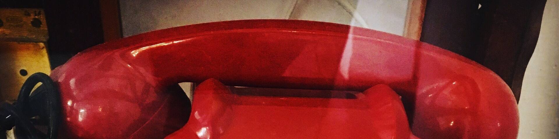 In Pondicherry, the french colony houses some really interesting and quaint cafes. One of them is Cafe des arts - a french bistro that displays great books and vintage things like this old school ring-ring phone.
#red #pondicherry #vintage