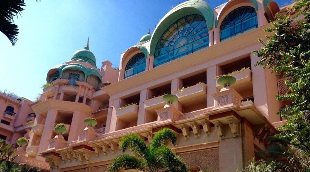 Old historical hotel in Bangalore which takes you back to the Mughal empire! #stunningstructures