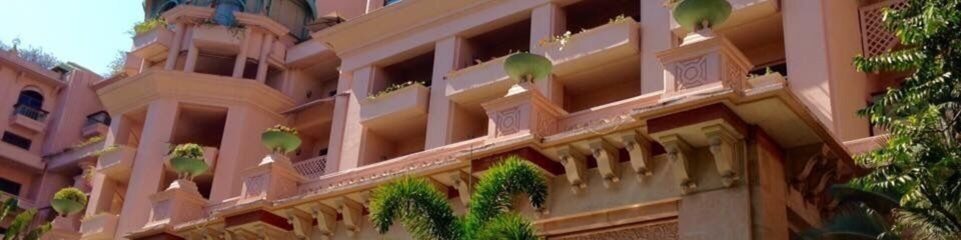 Old historical hotel in Bangalore which takes you back to the Mughal empire! #stunningstructures