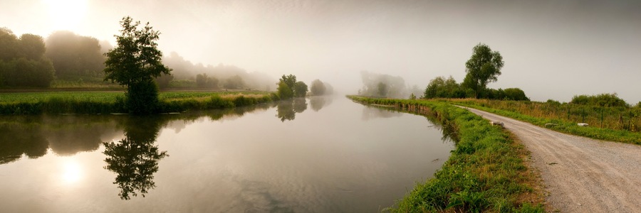 Les bords de Somme alors qu'un épais brouillard tarde à se dissi
