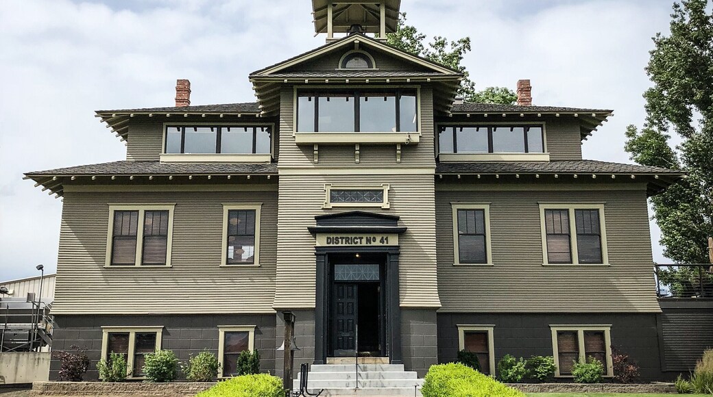 One of the first wineries in the Walla Walla wine region, L'Ecole No 41 is located inside a historic school in Frenchtown just a few minutes from downtown Walla Walla. Go for a taste of their award-winning Bordeaux-style wines and remember to ring the bell on your way out.
#lifeatexpedia #winecountry #culture