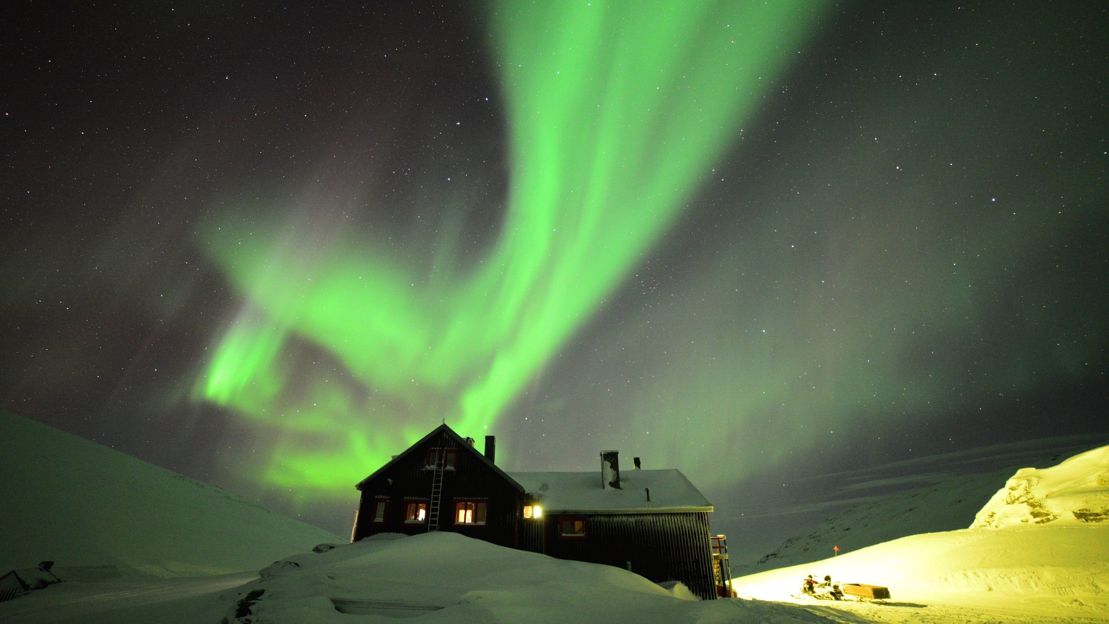 Bjorkliden Fjallby Ski Resort showing snow, night scenes and northern lights