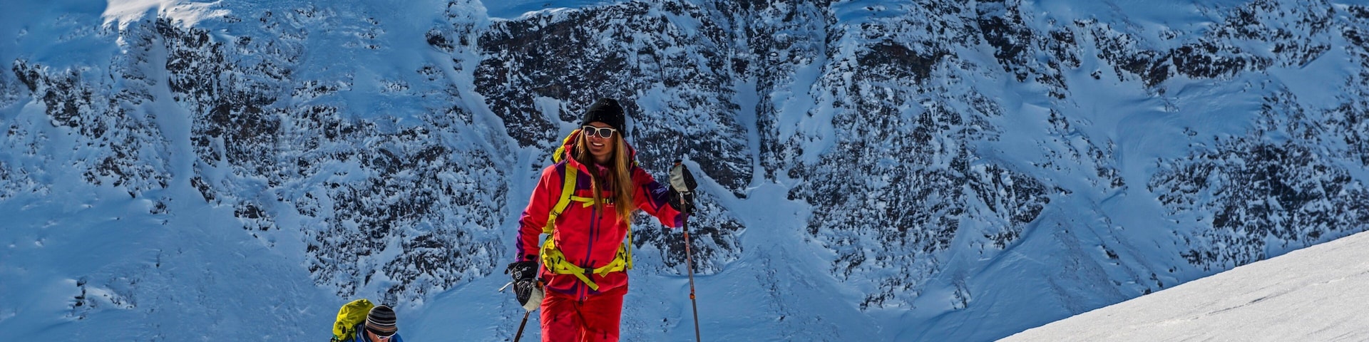 Complejo de esquí Bjorkliden Fjallby que incluye nieve, ski en la nieve y montañas