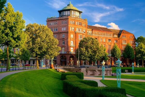 Friedrichsplatz welches beinhaltet Sonnenuntergang, Geschichtliches und Garten