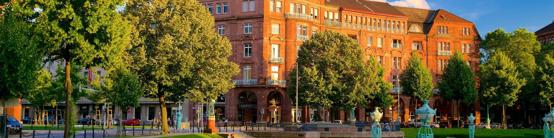 Friedrichsplatz que inclui elementos de patrimônio, um pôr do sol e um parque