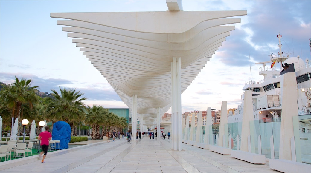Malagas hamn som visar modern arkitektur och en marina