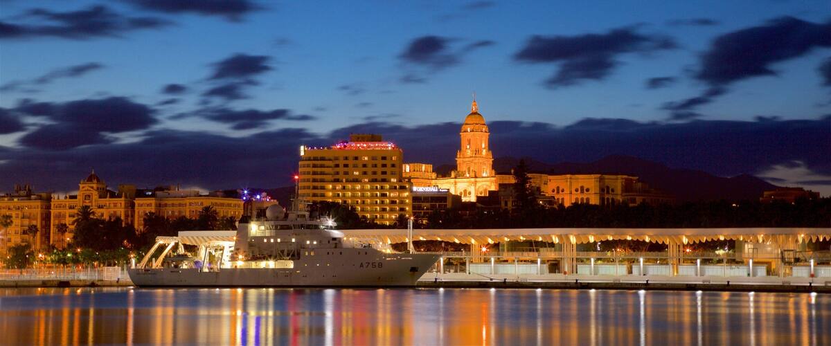 馬拉加港 其中包括 城市, 划船 和 一般的海岸景觀