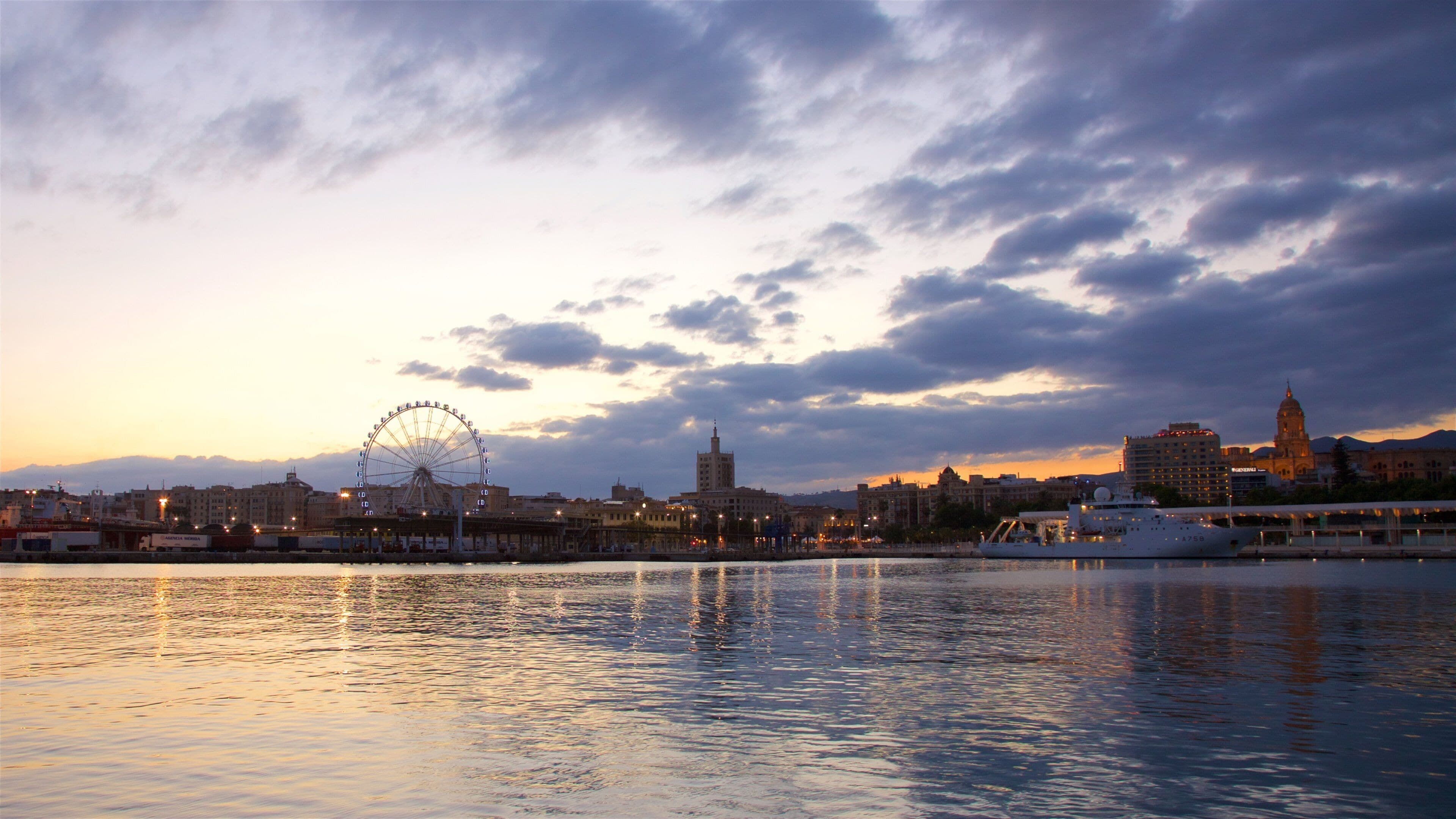 Port de Malaga qui includes vues littorales, ville et coucher de soleil