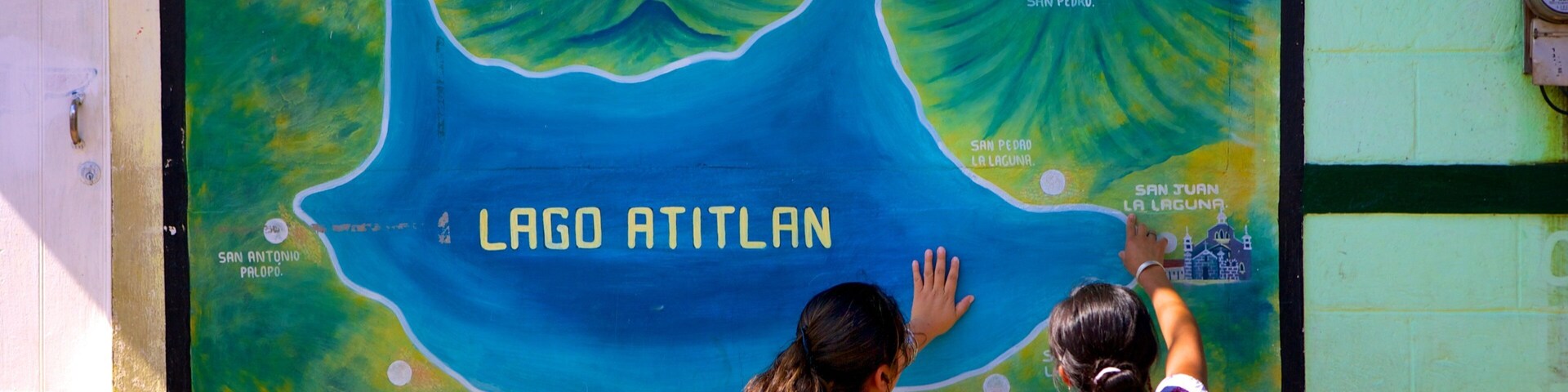Un mural del Lago de Atitlán y los puntos de referencia circundantes.