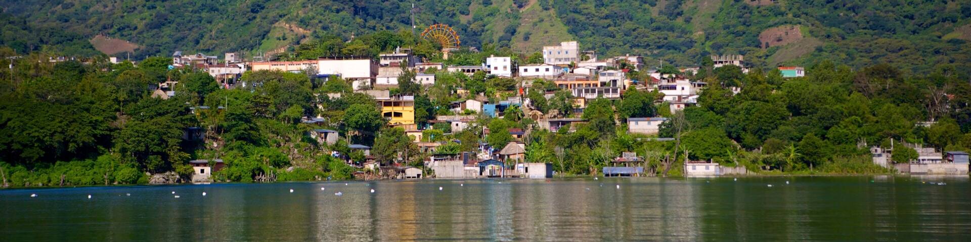 San Juan La Laguna montrant lac ou étang et montagnes