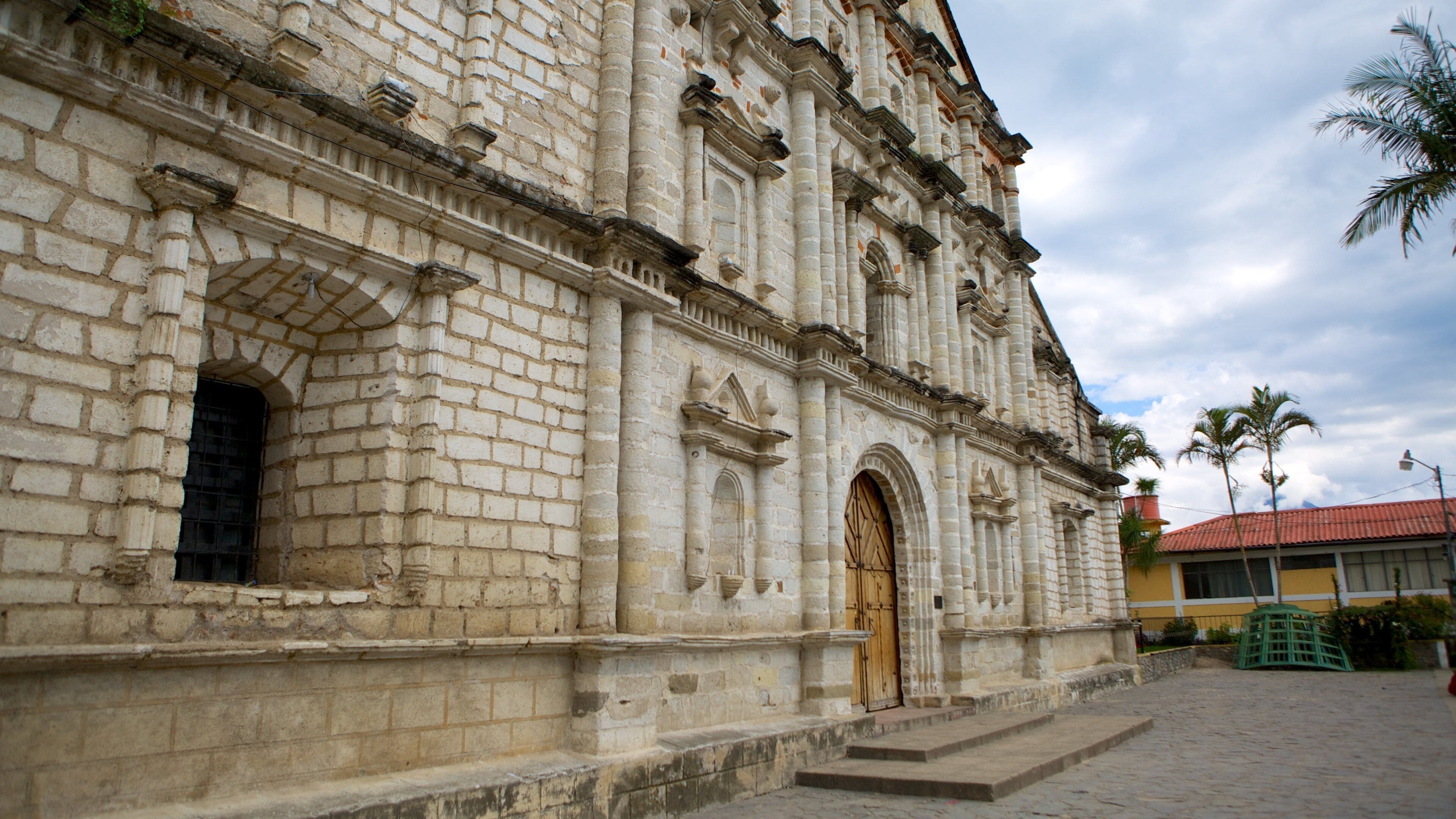 Iglesia de Saint Francis ofreciendo escenas urbanas, patrimonio de arquitectura y una iglesia o catedral